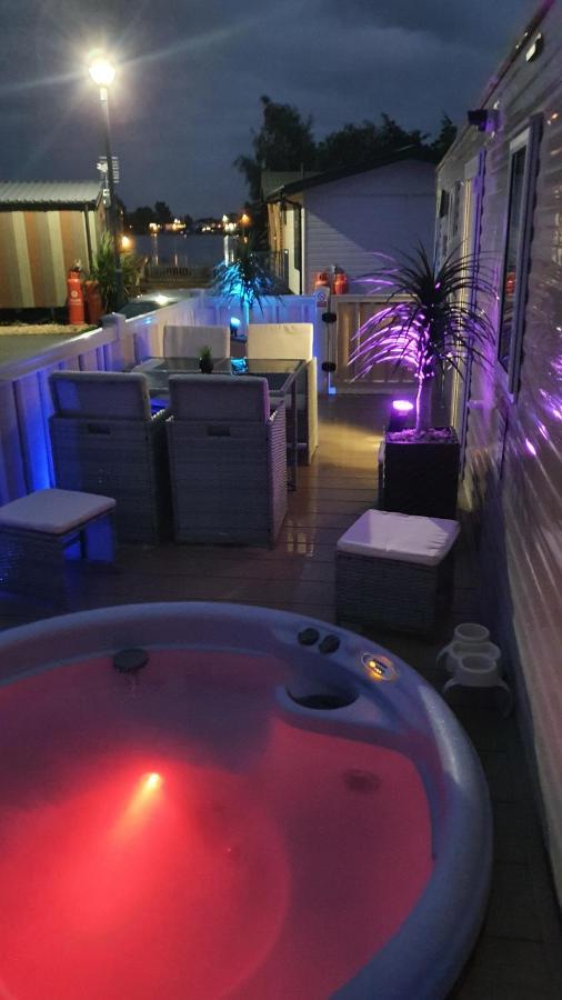 Relaxing Breaks With Hot Tub At Tattershal Lakes 3 Bedroom Tattershall Buitenkant foto